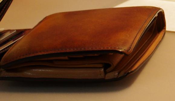 土屋鞄の「コードバン 二折財布」の経年変化
